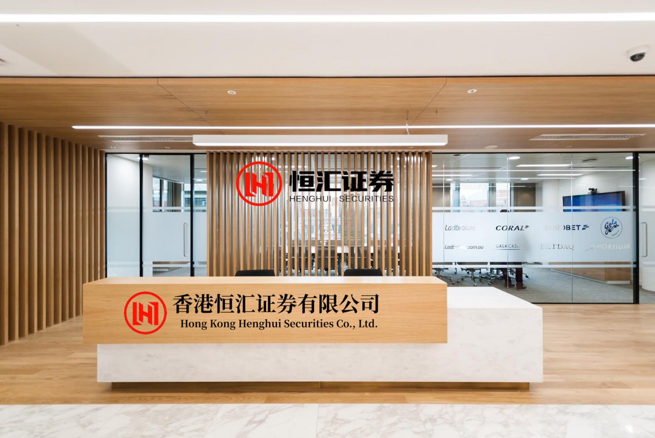 民信配资APP下载 陈法拉把“富家千金感”穿活了！粗花呢也能这么飒